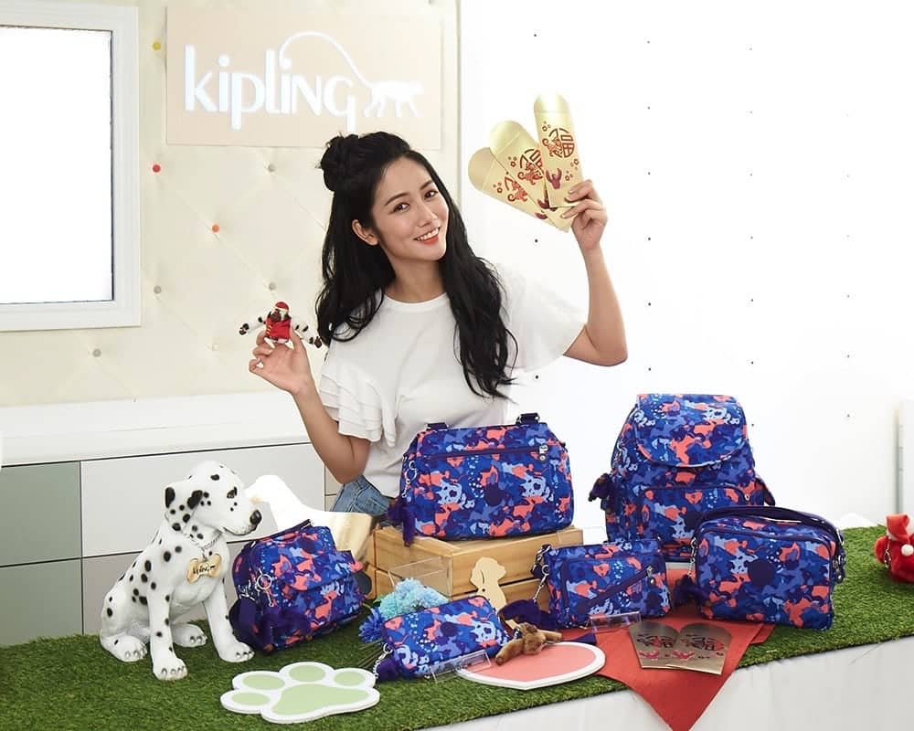 Kipling亞洲限定大膽撞色 大麥町迷彩藍時尚創意迎狗年 1 1516439342 bc2df306748a2f4ce072cf6f952458da