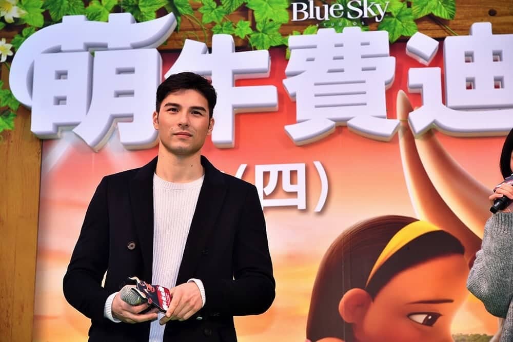影史最牛逼動畫《萌牛費迪南》由鳳小岳中文配音 首映會現場大談爸爸經 3 1517643258 4de31ae409b1ea23772d0f2fc2707ce1
