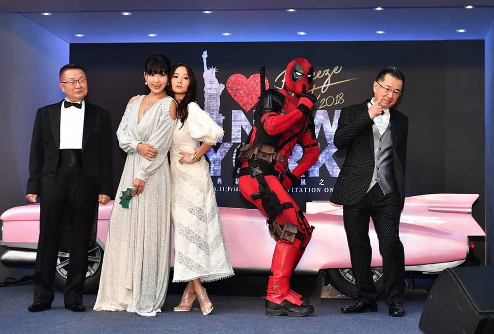 死侍騎粉紅三輪車直闖紅毯 微風幫、王思佳露面力挺《死侍2》 1 1526102295 cf71d3b5afbc8df352beaba6a009ff41