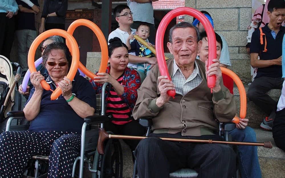 裕隆集團首創企業敬老員工家庭旅遊《9453福氣友善小旅行》專車到府接送超感心 3 1539502927 2dcf2fbc2f764cab7d4eff2e6c9f73d7