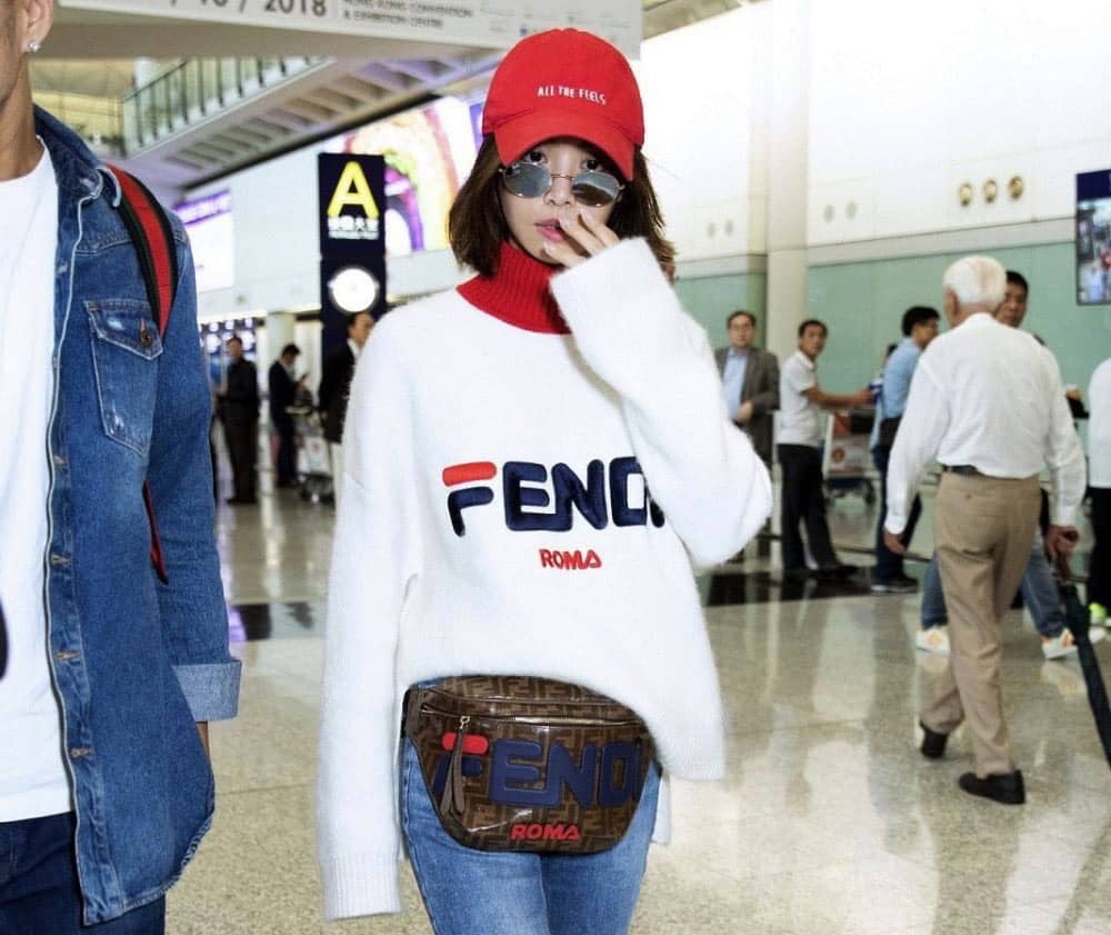Jolin蔡依林穿著FENDI MANIA高領針織衫及同系列腰包抵港出席《FENDI MANIA快閃系列》發表派對 1 1539690824 4d9c19818991681515186223c58ac565