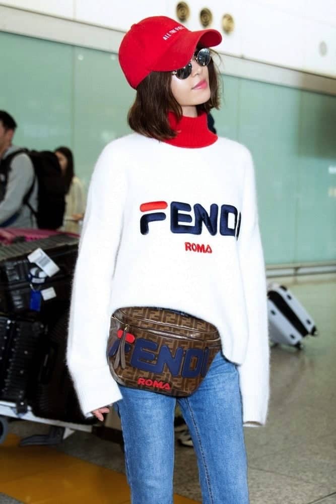 Jolin蔡依林穿著FENDI MANIA高領針織衫及同系列腰包抵港出席《FENDI MANIA快閃系列》發表派對 3 1539690851 468112693b70ea9d11e2604750aa219c
