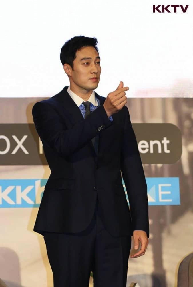 蘇志燮宣傳KKTV《我身後的陶斯》第七次會台粉三天兩夜展現帥氣特務風采 3 1543054704 d81452c1cbc7fb4f069e4403d81d39ef