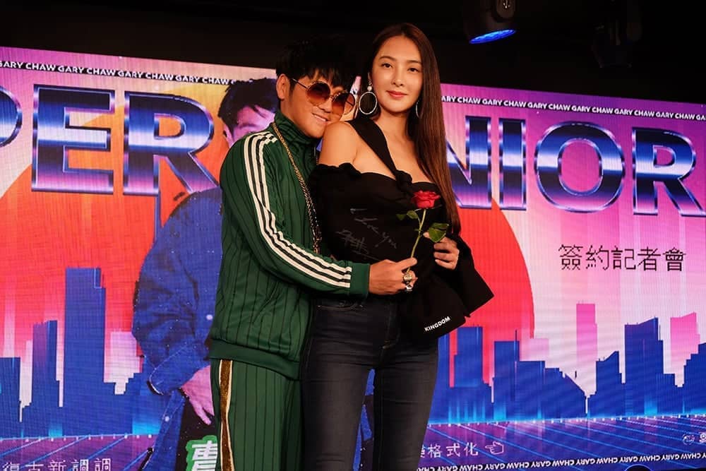 曹格化身樂壇新人《曹小格Super Junior》加盟滾石唱片 段鍾潭總經理「特大奶瓶」餵食 2 1559314247 54b8c445ec45043704cebf3c190c001b