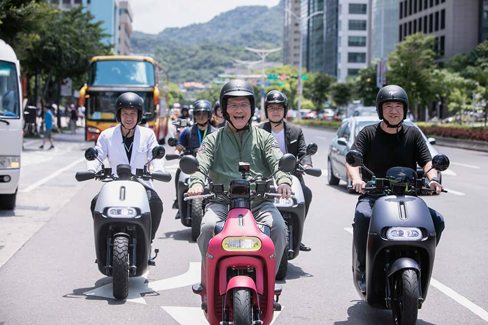 宣導道路安全、推廣綠能運具!交通部長林佳龍領騎逾百台Gogoro繞行台北101 1 1564204822 91c930e149e6123a33c15e5bb8f3d58d