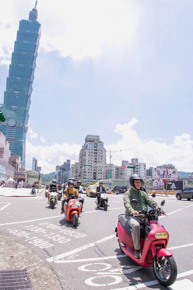 宣導道路安全、推廣綠能運具!交通部長林佳龍領騎逾百台Gogoro繞行台北101 7 1564204824 da5fa2bd80dfe834aab4654af97be3e4