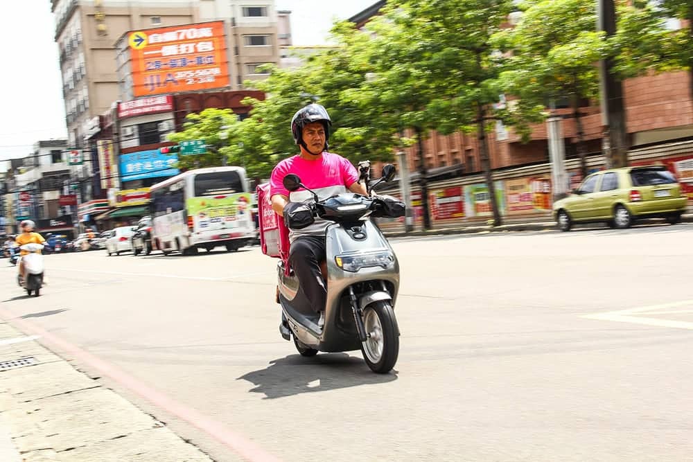 外送業者最得力幫手!emoving iE125購車優惠月租最低只要199元、居家充電外出快充更彈性 1 1585029782 ba04f9a6c6f7326fce4cae9011f06b07