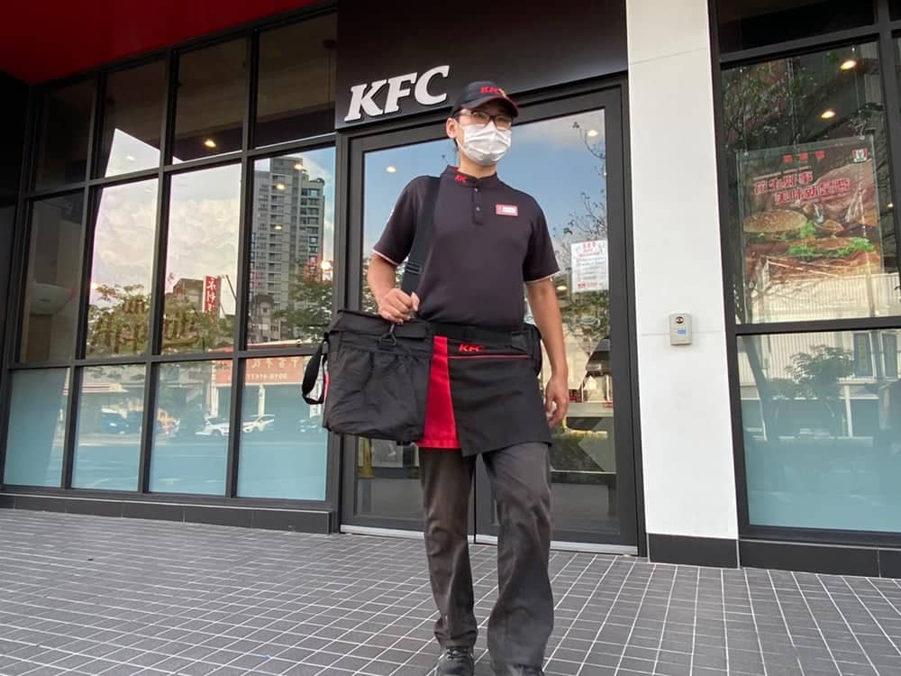 KFC肯德基挺防疫很用心 送餐、點餐保持安全距離 推出「零接觸外送」搭配「餐點封條」防疫再升級 2 1585582035 f8974a3964e645dab4fdf62d8f78cfee