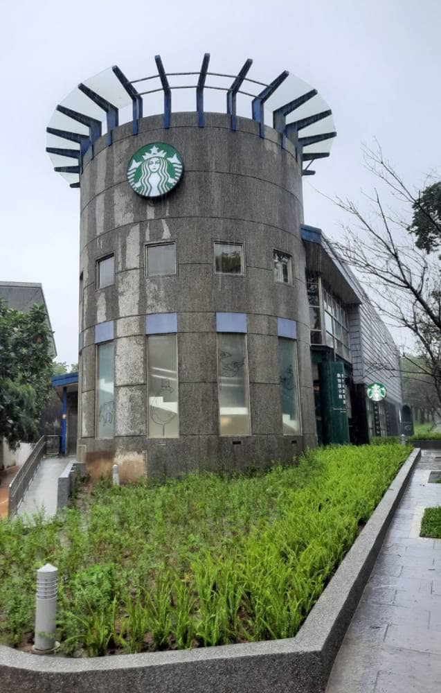舊建築改建!星巴克新竹動物園門市5/24開幕、兩層樓空間融入天空藍綠藝術牆面 1 1590153254 f2447f9823b79398f961edd411210344