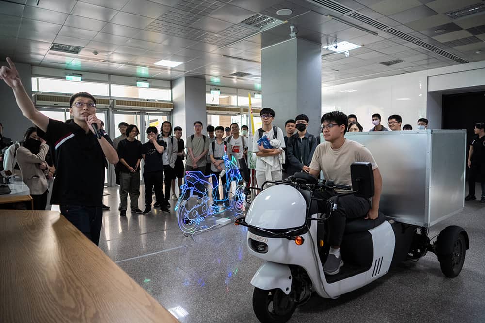 車輛中心首創「ABS虛實整合平台」前進校園!大學生體驗機車防鎖死煞車系統 1 1712458204 3517391b7c8b3598d6baef1c2edc2f51