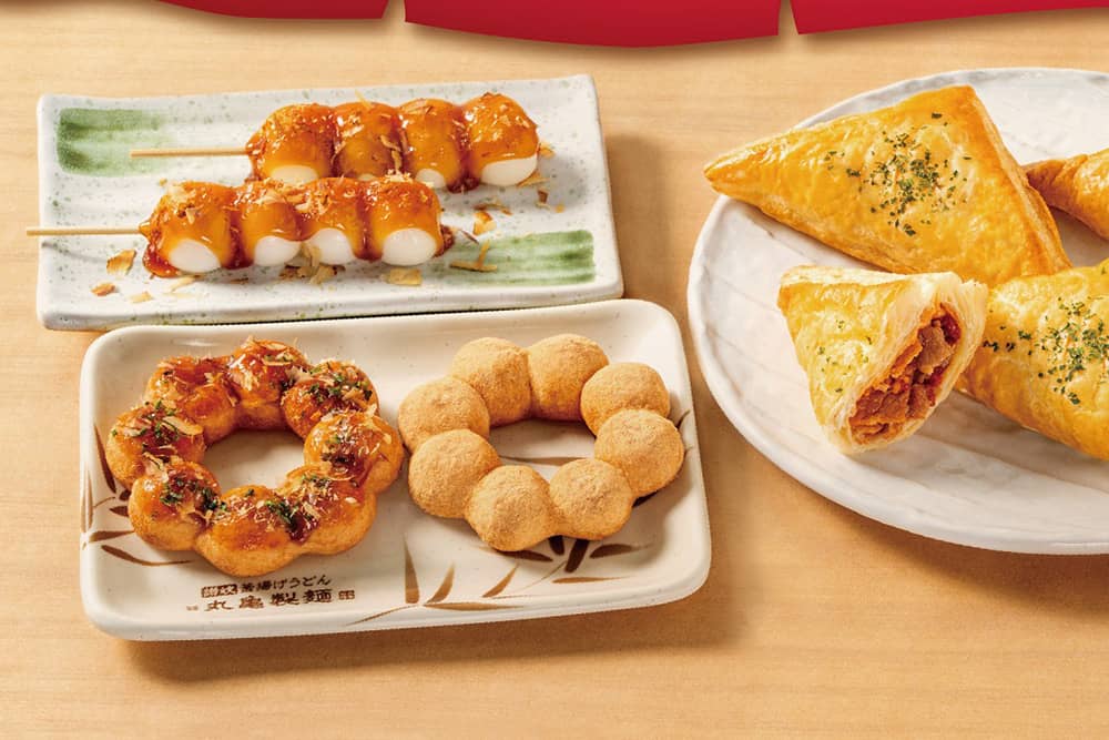 Mister Donut「生波堤」升級更柔軟!聯名丸亀製麵推出「豆皮生波堤」 1 1751776718 754c4932b78eeb197c37e4d282f5b3a1