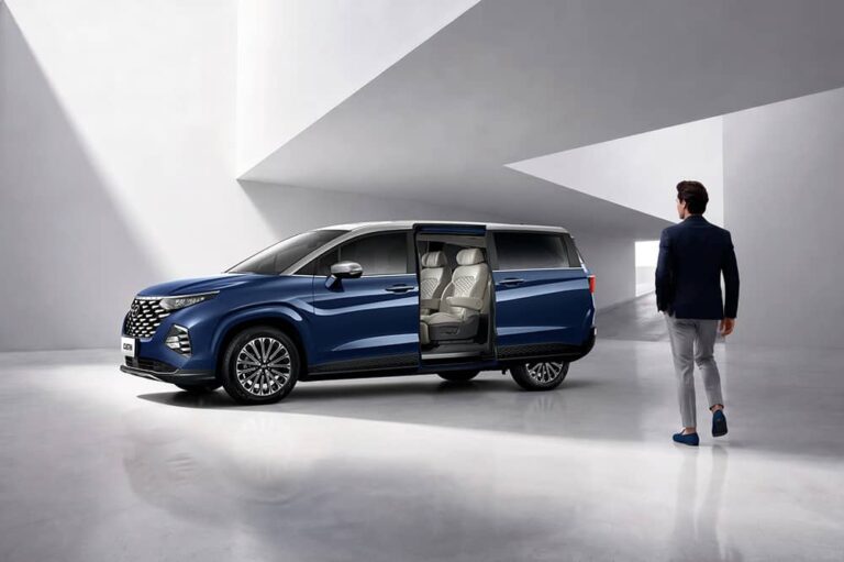 Hyundai推出Custin Royal頂級旗艦車型！升級「雙色美學、VIP頭等座艙」售價163.9萬