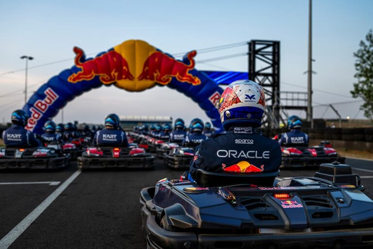 Red Bull車手Max Verstappen將上演百人超車秀！《Max vs 100》卡丁車賽事9/16 Disney+全球直播