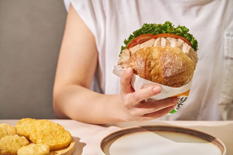 巷口早餐也能吃得很講究！拉亞開賣「酸種漢堡」、69元起七款口味常態供應